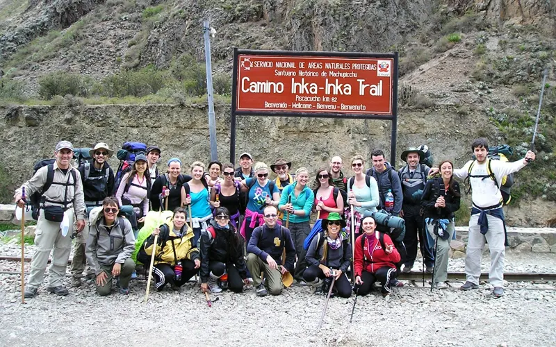 Turistas en el Camino Inca a Machu Picchu
